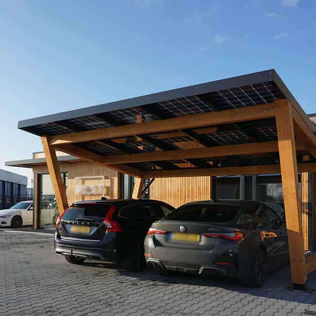 vrijstaande carport met zonnepanelen