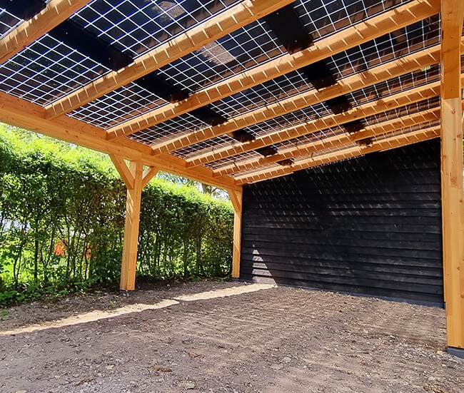 onderhoudsarme houten veranda met zonnepanelen