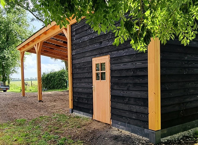 Maatwerk houten veranda met zonne-energie